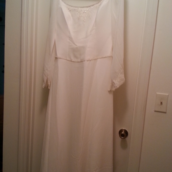 Long Sleeve Wedding Gown - Picture 4 of 6